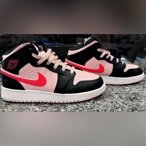 NIKE air Jordan 1 mid (GS) 
size 5 Big Kid
Red white Blue